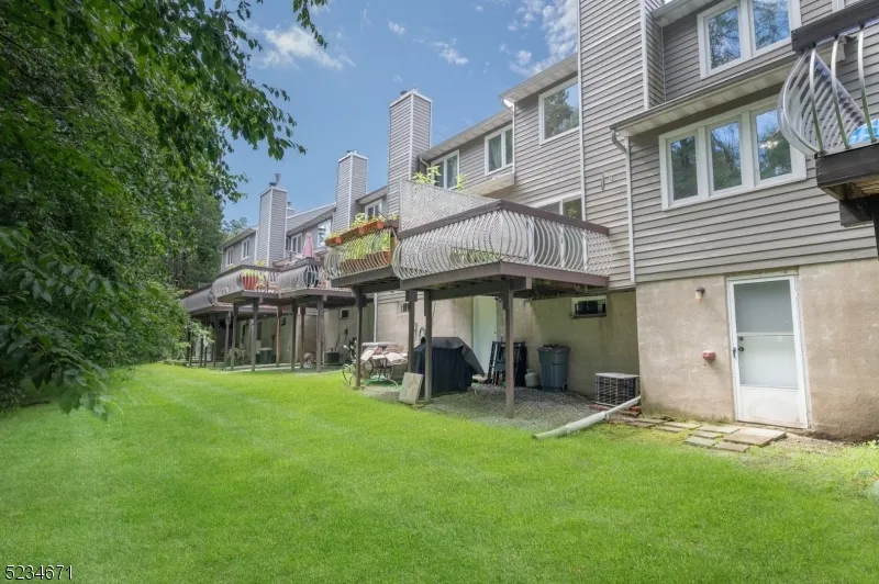 18 Guilford Ct Parsippany-Troy Hills, NJ 07950
