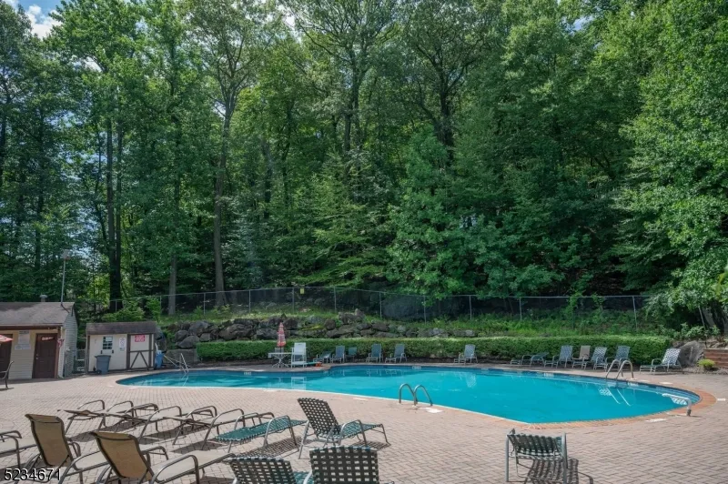 18 Guilford Ct Parsippany-Troy Hills, NJ 07950