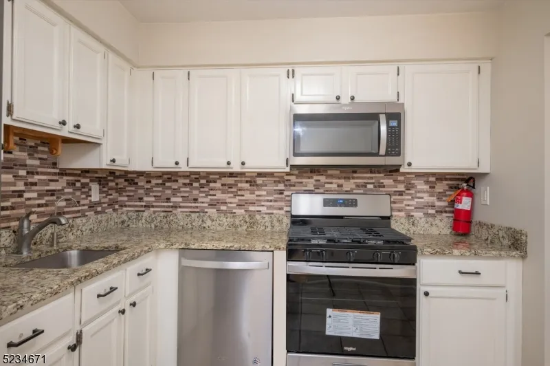 18 Guilford Ct Parsippany-Troy Hills, NJ 07950