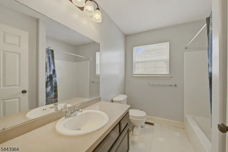 1316 Sassafras Ln Monroe, NJ 08094