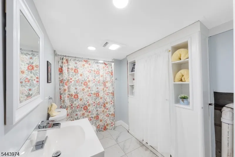 61 Keer Ave Newark City, NJ 07112