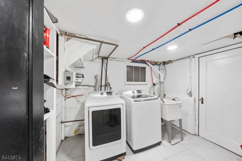 61 Keer Ave Newark City, NJ 07112