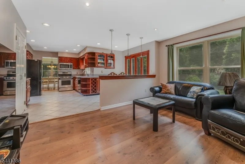 16 Woodland Ter Bloomsbury, NJ 08804