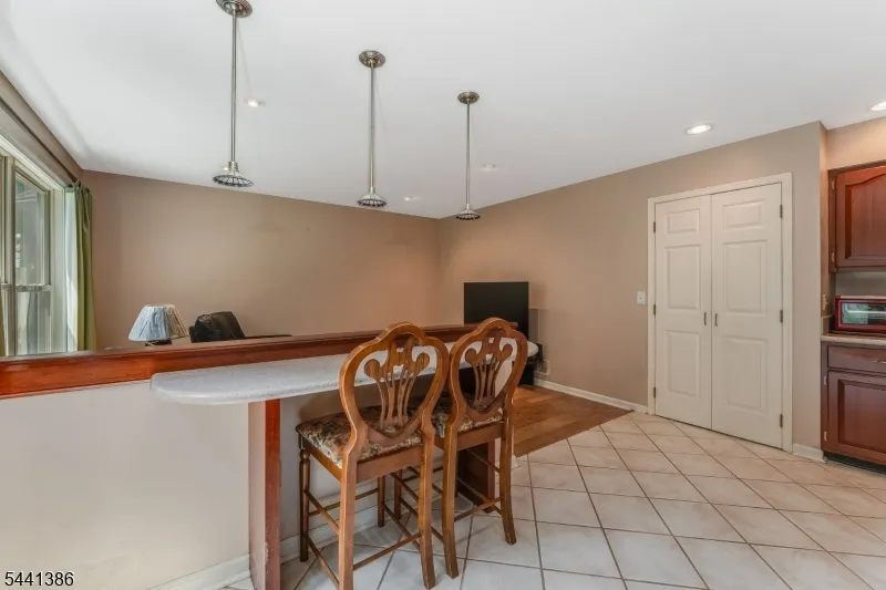 16 Woodland Ter Bloomsbury, NJ 08804
