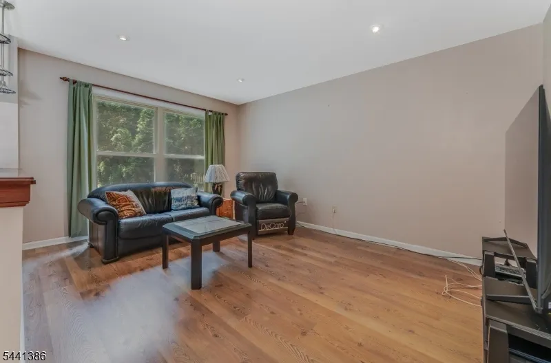16 Woodland Ter Bloomsbury, NJ 08804
