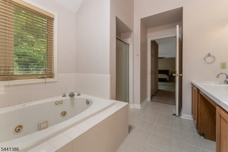 16 Woodland Ter Bloomsbury, NJ 08804