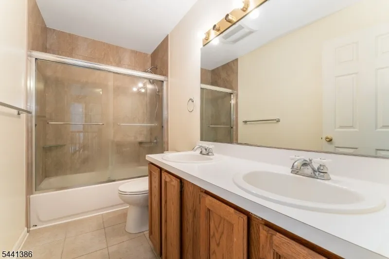 16 Woodland Ter Bloomsbury, NJ 08804