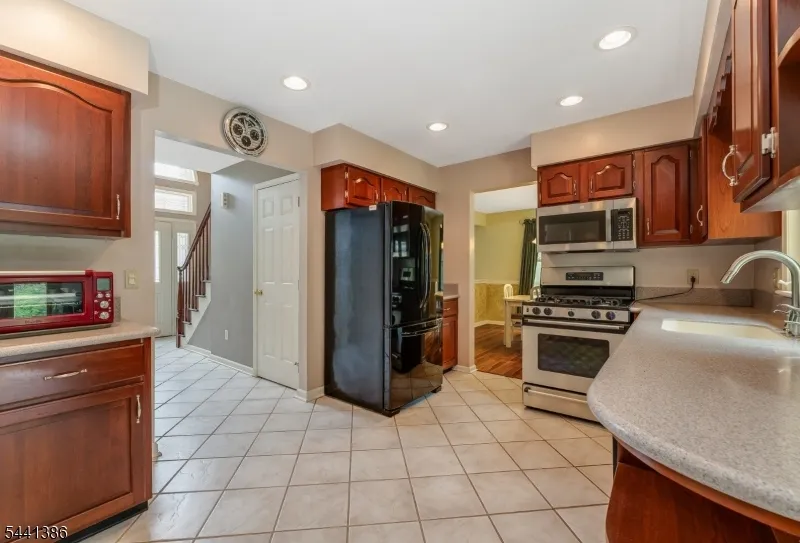 16 Woodland Ter Bloomsbury, NJ 08804