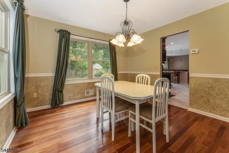 16 Woodland Ter Bloomsbury, NJ 08804