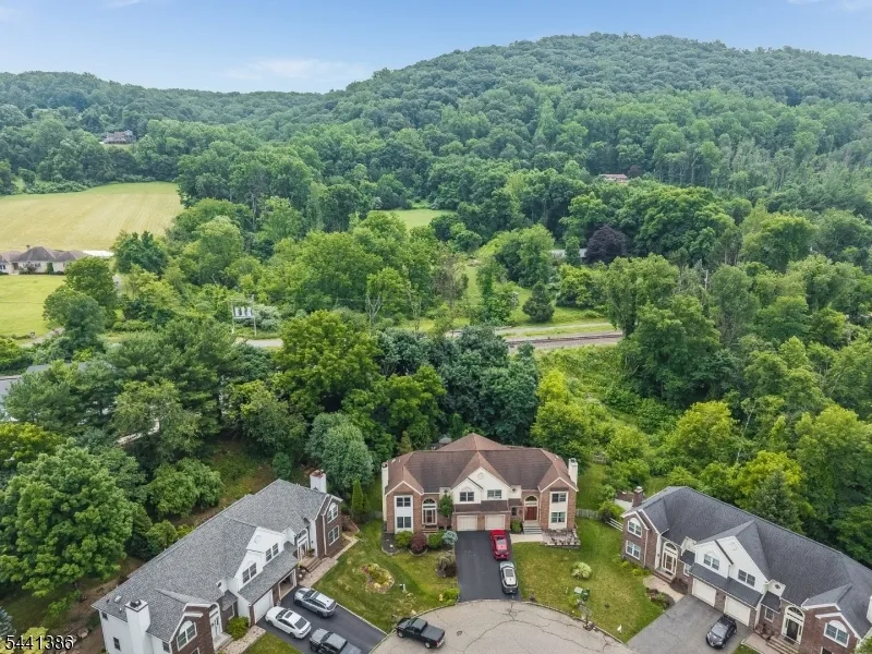 16 Woodland Ter Bloomsbury, NJ 08804