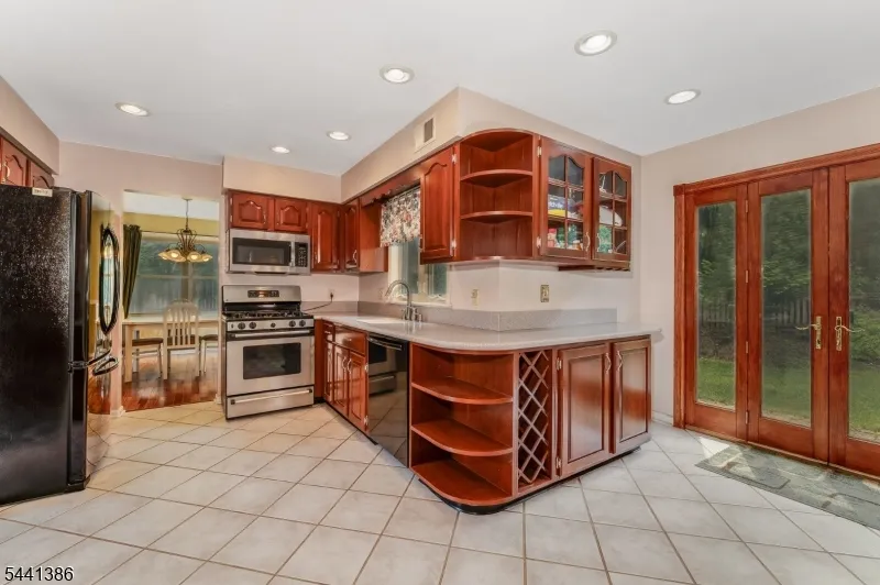16 Woodland Ter Bloomsbury, NJ 08804