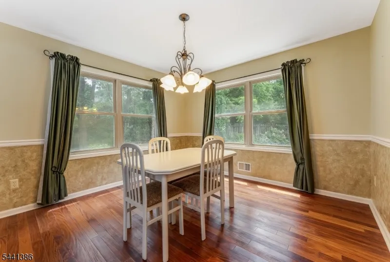 16 Woodland Ter Bloomsbury, NJ 08804
