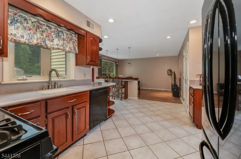 16 Woodland Ter Bloomsbury, NJ 08804