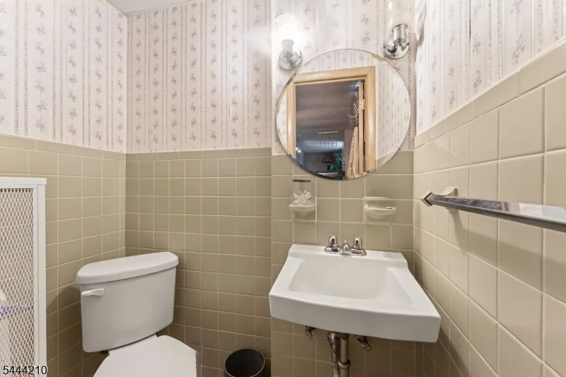 606 Knopf St Linden City, NJ 07036