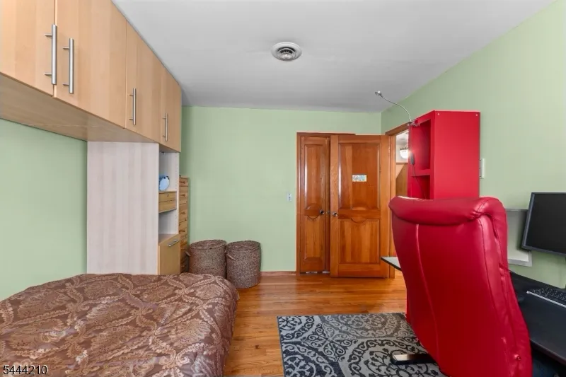 606 Knopf St Linden City, NJ 07036
