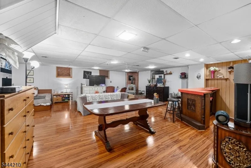 606 Knopf St Linden City, NJ 07036