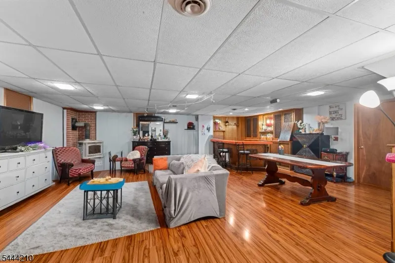 606 Knopf St Linden City, NJ 07036