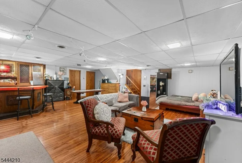 606 Knopf St Linden City, NJ 07036