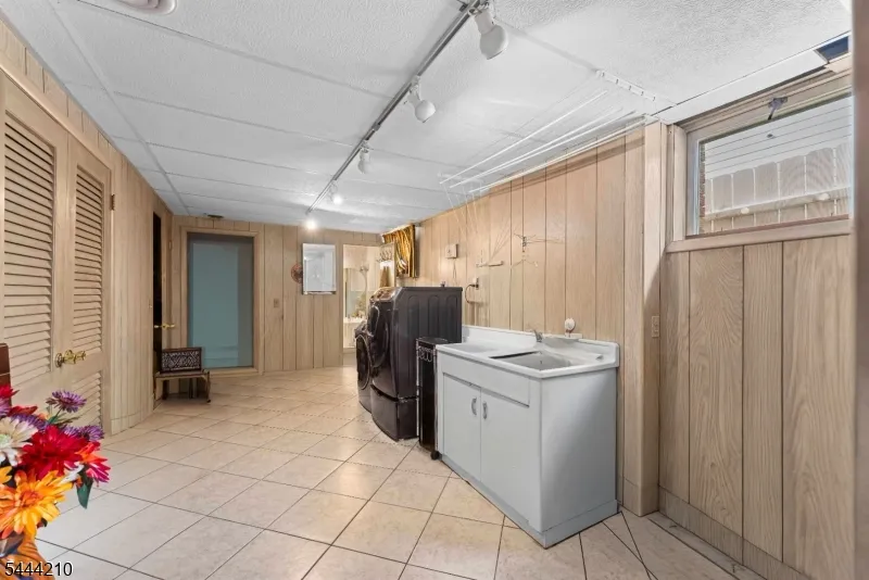 606 Knopf St Linden City, NJ 07036
