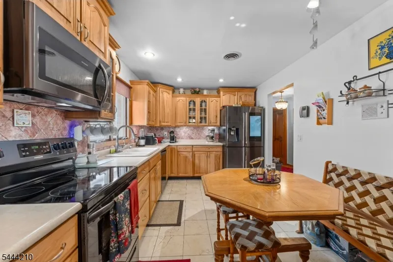 606 Knopf St Linden City, NJ 07036