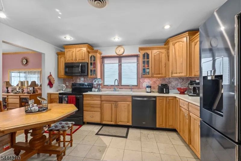 606 Knopf St Linden City, NJ 07036