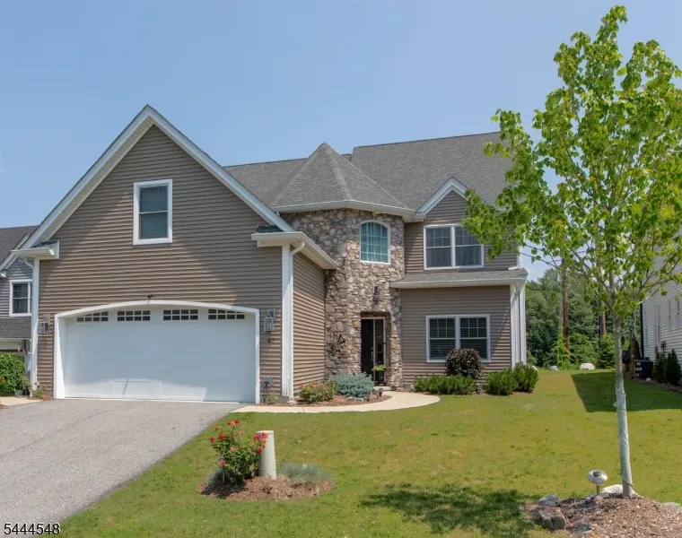 67 Bluffs Ct Hamburg, NJ 07419