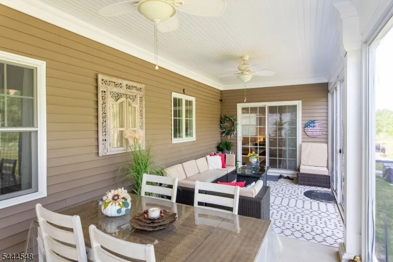 67 Bluffs Ct Hamburg, NJ 07419