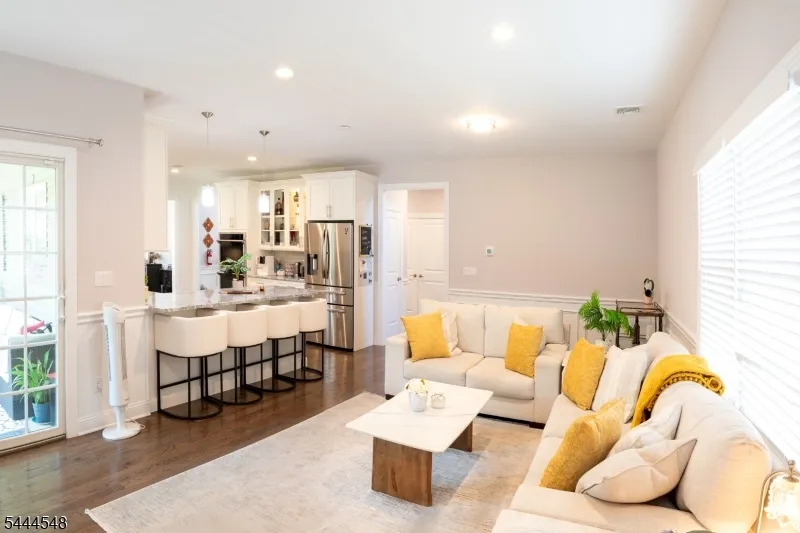 67 Bluffs Ct Hamburg, NJ 07419