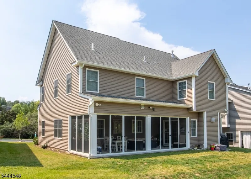 67 Bluffs Ct Hamburg, NJ 07419