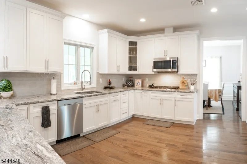67 Bluffs Ct Hamburg, NJ 07419
