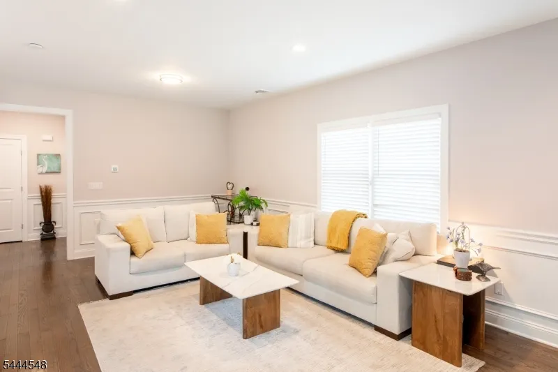 67 Bluffs Ct Hamburg, NJ 07419