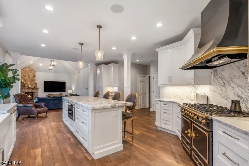 18 BAYVIEW TERRACE Green Brook, NJ 08812