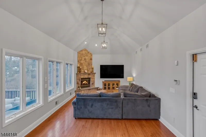 18 BAYVIEW TERRACE Green Brook, NJ 08812