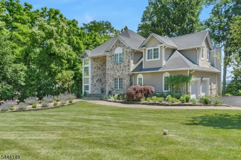 18 BAYVIEW TERRACE Green Brook, NJ 08812