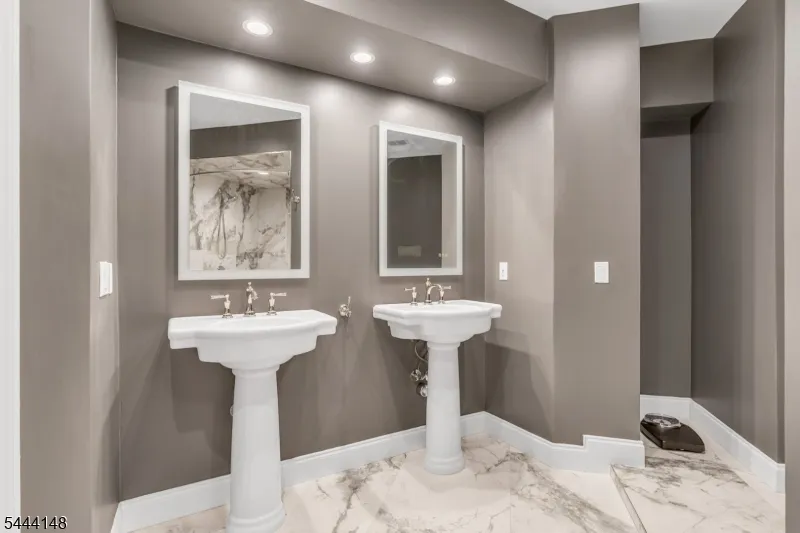 18 BAYVIEW TERRACE Green Brook, NJ 08812