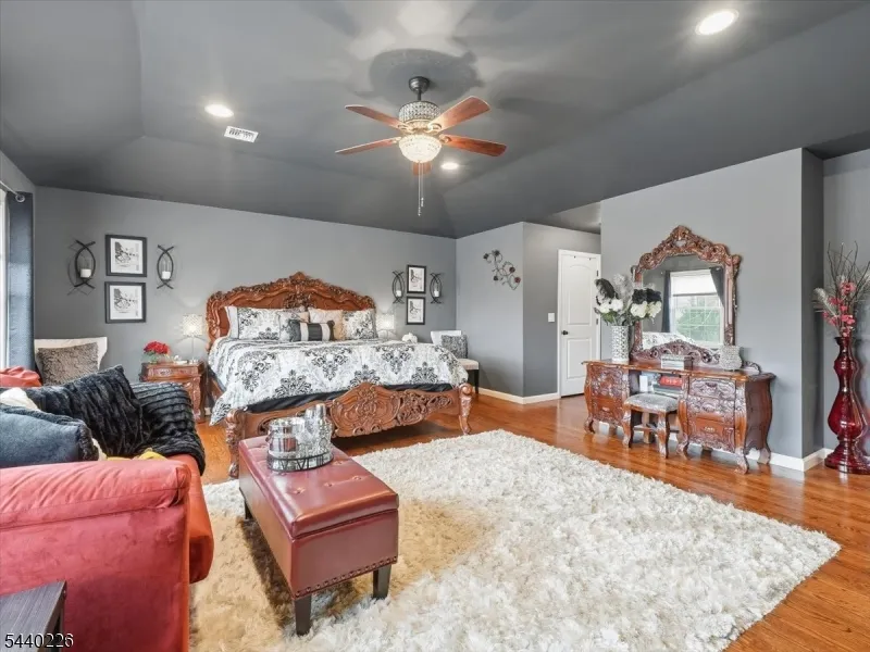 911 Worth Ave Linden City, NJ 07036