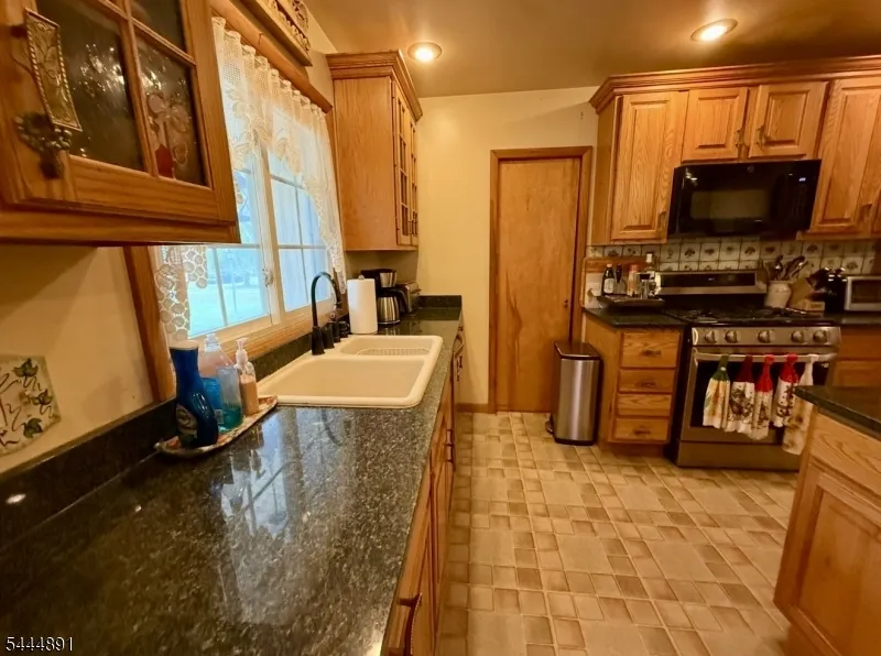 24 Beardslee Rd Millstone, NJ 08844