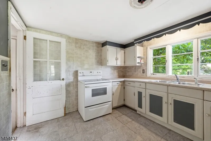 15 Roosevelt Ave Washington, NJ 07865