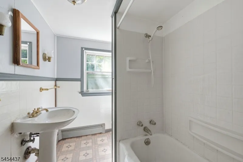 15 Roosevelt Ave Washington, NJ 07865