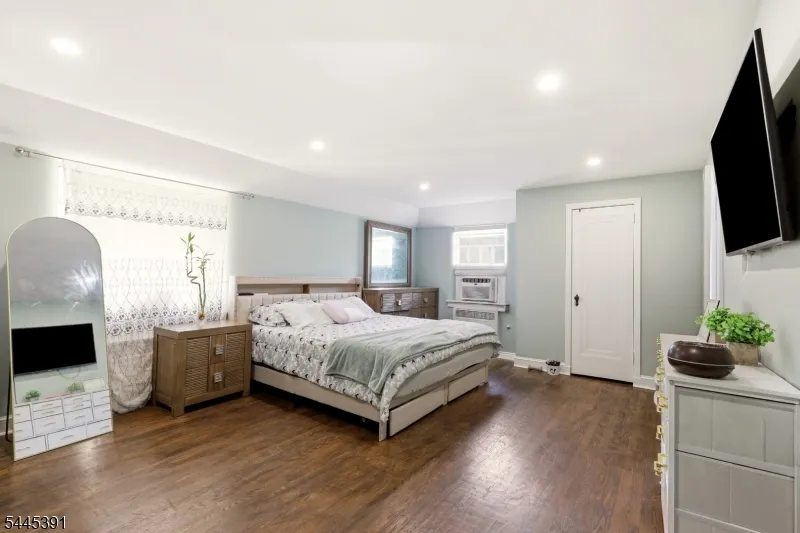 148 John St Englewood City, NJ 07631
