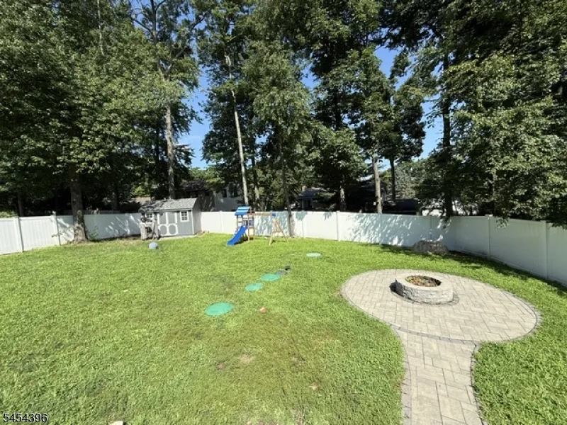 21 Woodland Trl S Vernon, NJ 07419