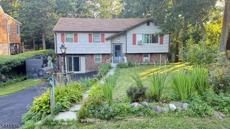 35 Lakeview Rd Ringwood, NJ 07456