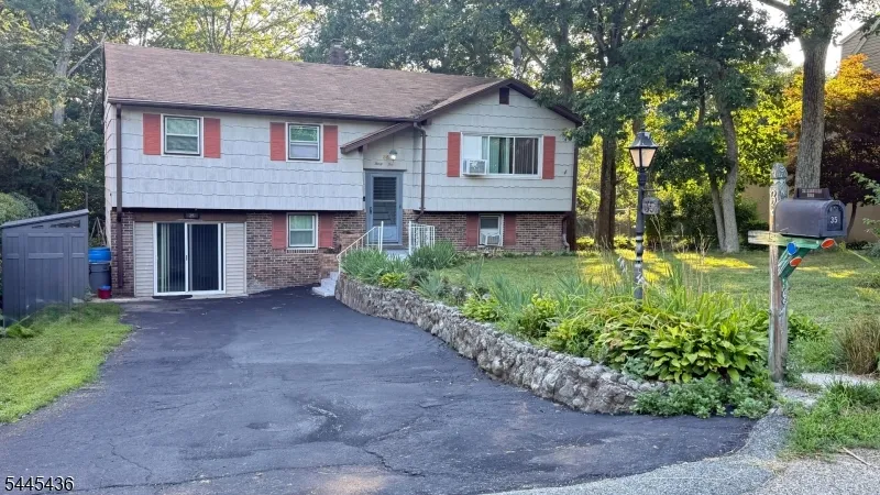 35 Lakeview Rd Ringwood, NJ 07456