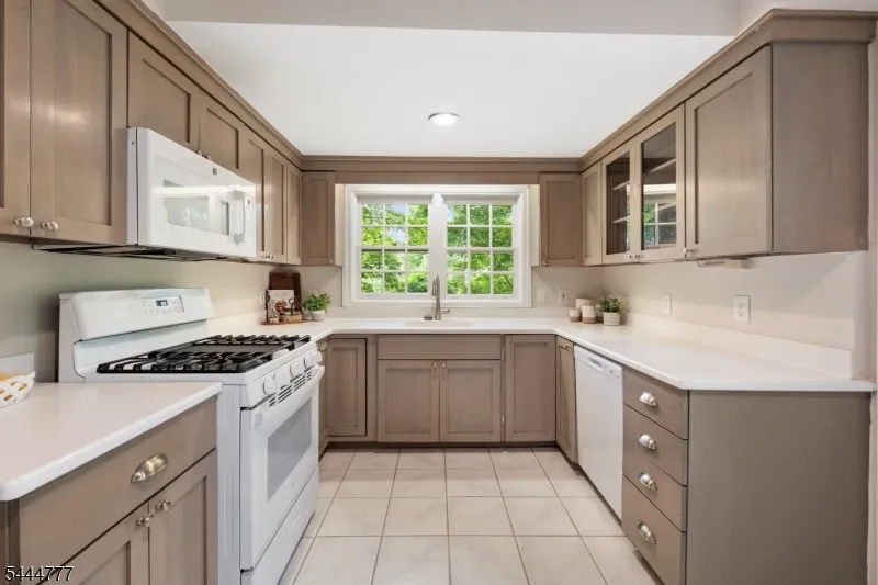 86 Washington St Rocky Hill, NJ 08553