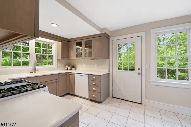 86 Washington St Rocky Hill, NJ 08553