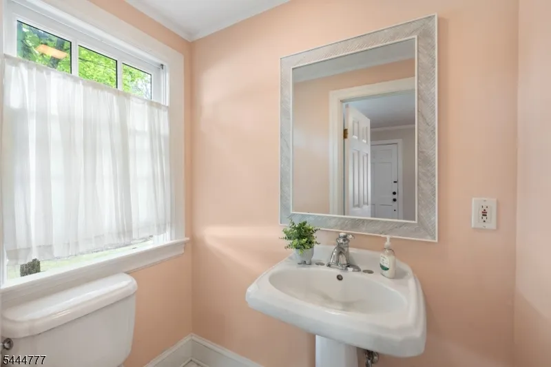 86 Washington St Rocky Hill, NJ 08553
