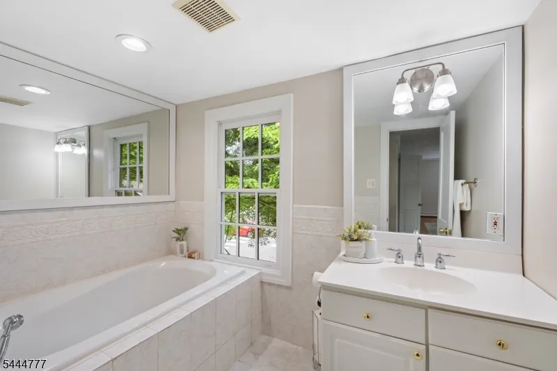 86 Washington St Rocky Hill, NJ 08553