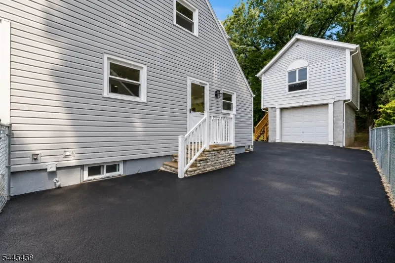 18 Farmingdale Ave Bloomfield, NJ 07003