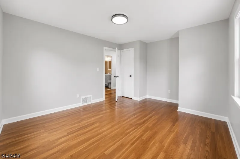 18 Farmingdale Ave Bloomfield, NJ 07003