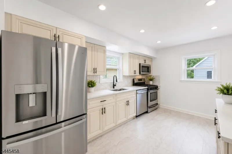 18 Farmingdale Ave Bloomfield, NJ 07003